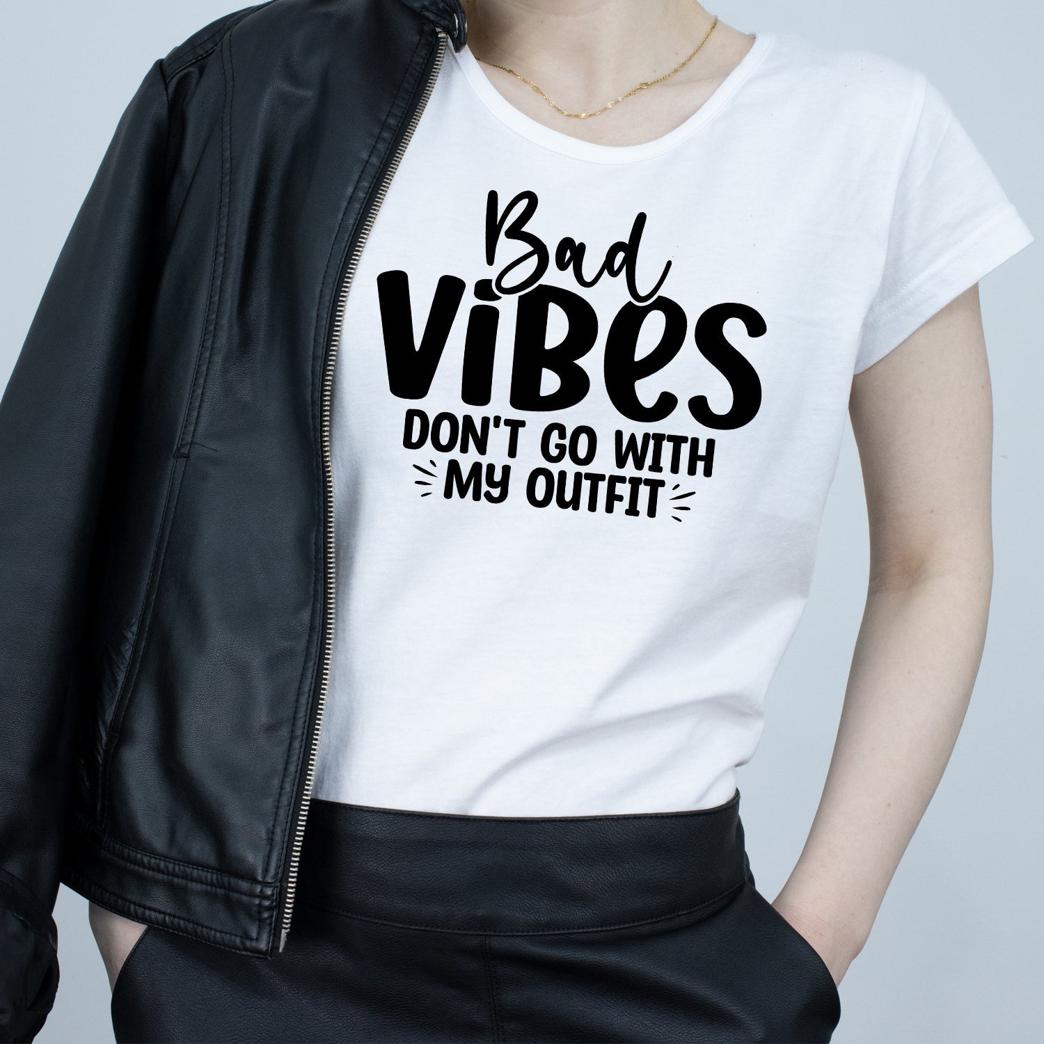 tricou-alb-dama-bad-vibes-dont-go-with-my-outfit-661044.jpg